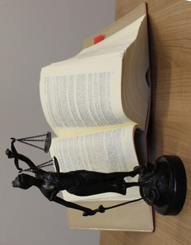 Foto: Justizia Buch 4 © Martin Moritz, pixelio.de Foto: Justizia © Martin Moritz, pixelio.de