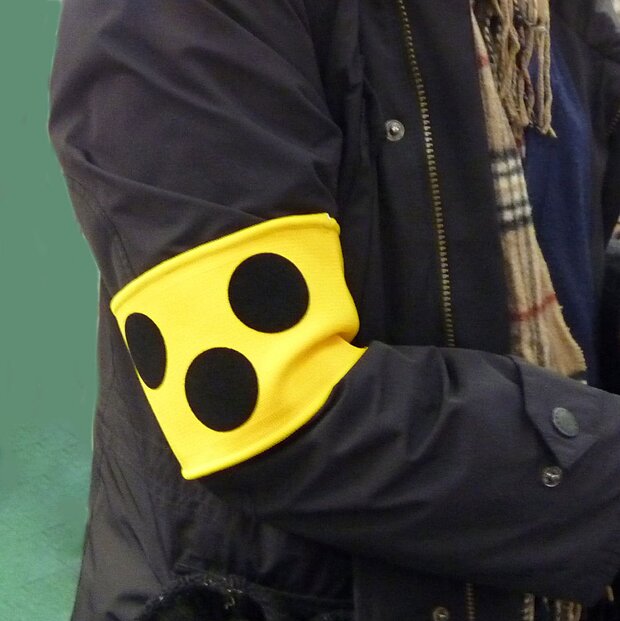 Blindenarmbinde an einem Arm