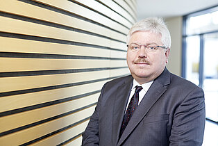 Portrait von Dr. Kurt Herzberg im Flur des Landtags