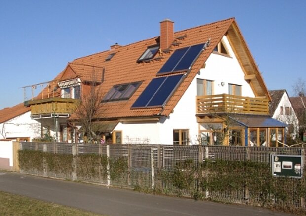 Einfamilienhaus mit Zaun 