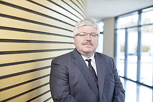 Portrait von Dr. Kurt Herzberg im Flur des Thüringer Landtags