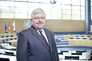 Portrait von Dr. Kurt Herzberg im Thüringer Landtag