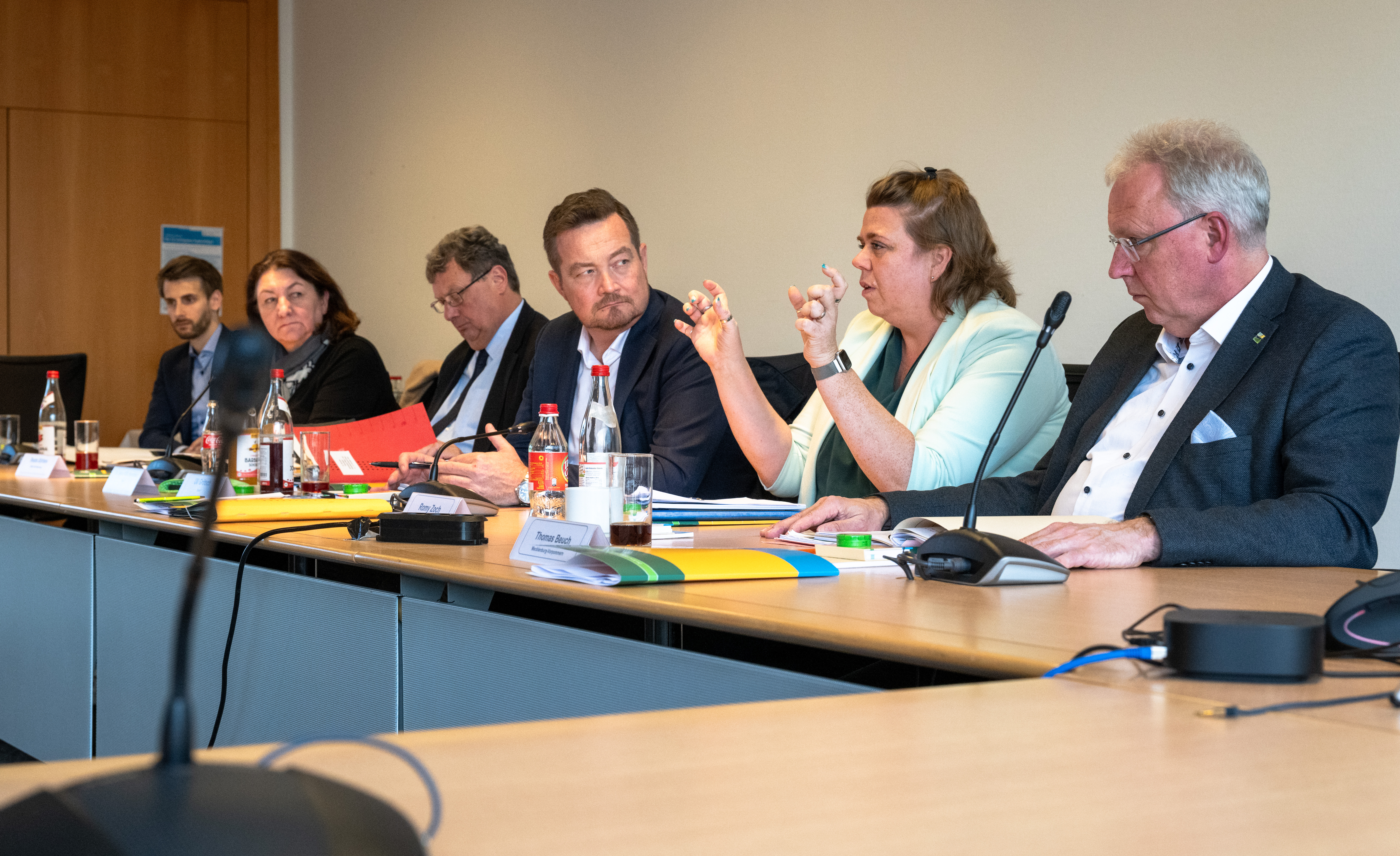 Teilnehmer der Tagung am Konferenztisch