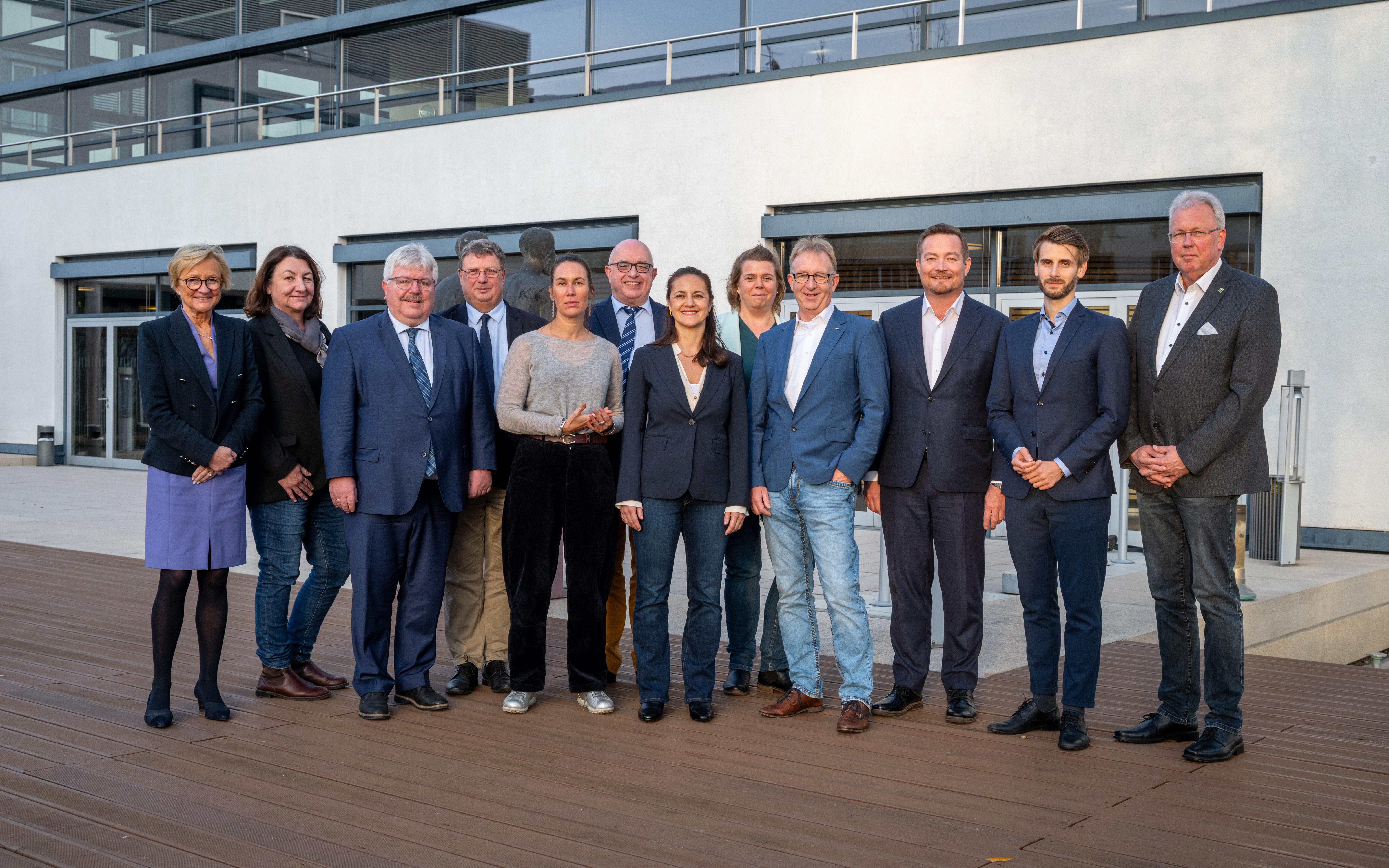 die Teilnehmer der Tagung stehen zusammen im Hof des Thüringer Landtags