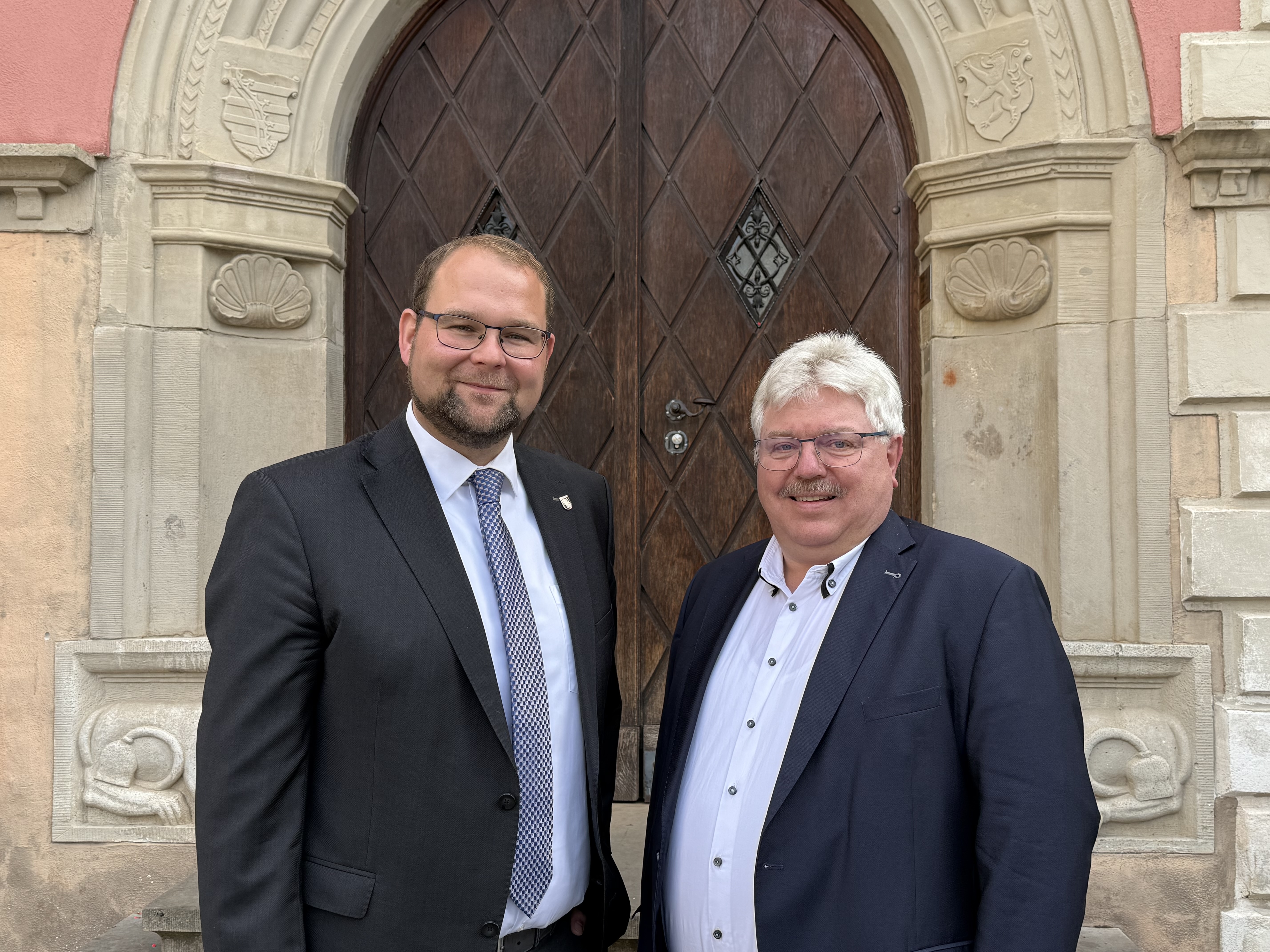 der Oberbürgermeister und Dr. Herzberg vor dem Eingangsportal des Rathauses in Eisenach