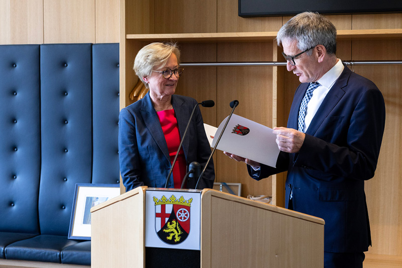 Hering überreicht Schleicher-Rothmund eine Urkunde