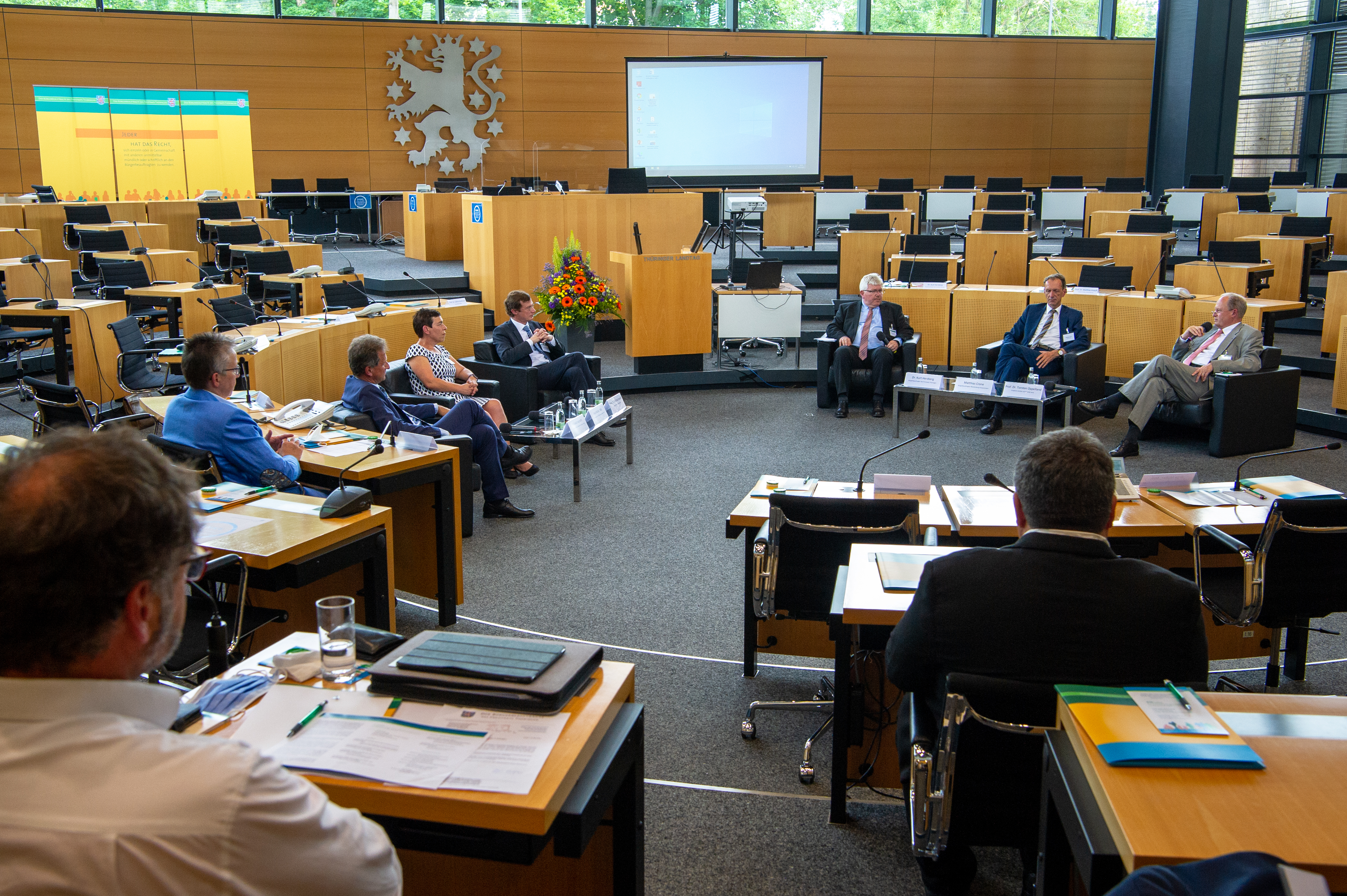 Blick auf die Podiumsdiskussion im Plenarsaal 