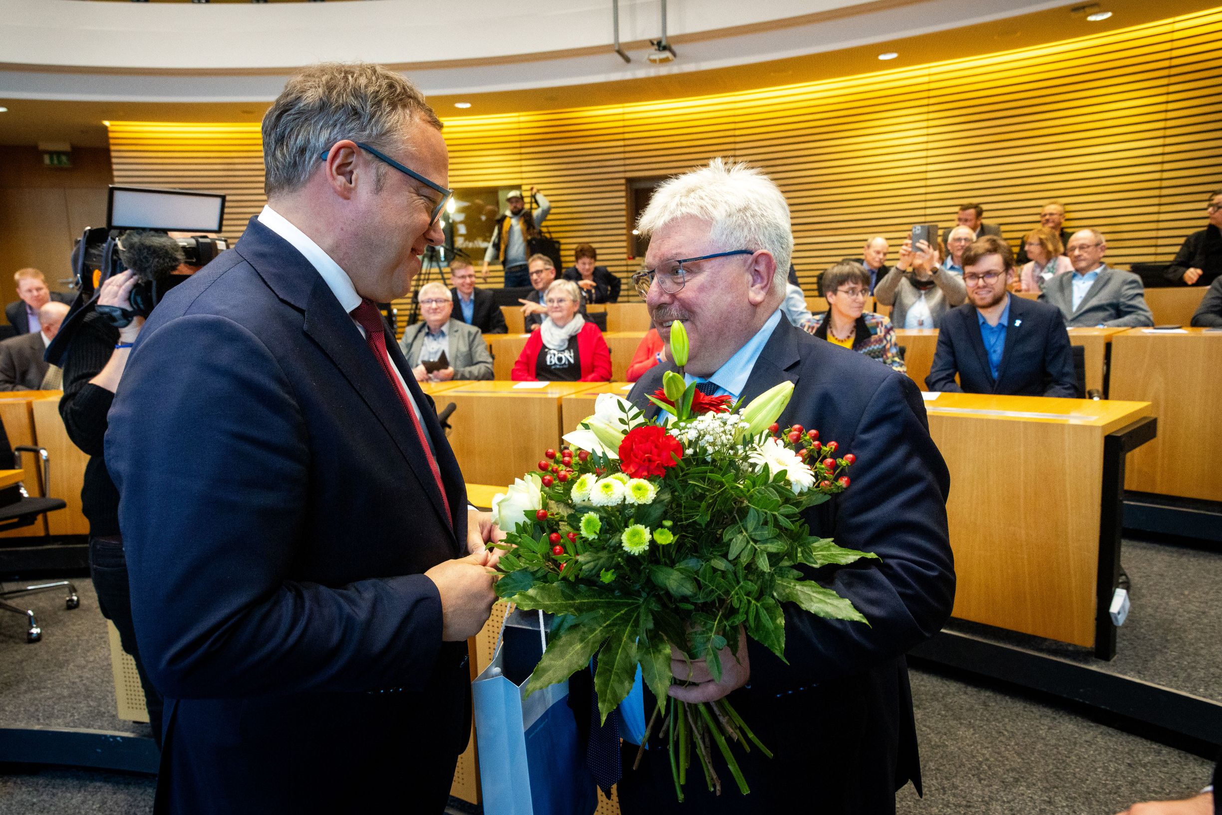 Voigt überreicht Herzberg einen Blumenstrauß im Plenarsaal
