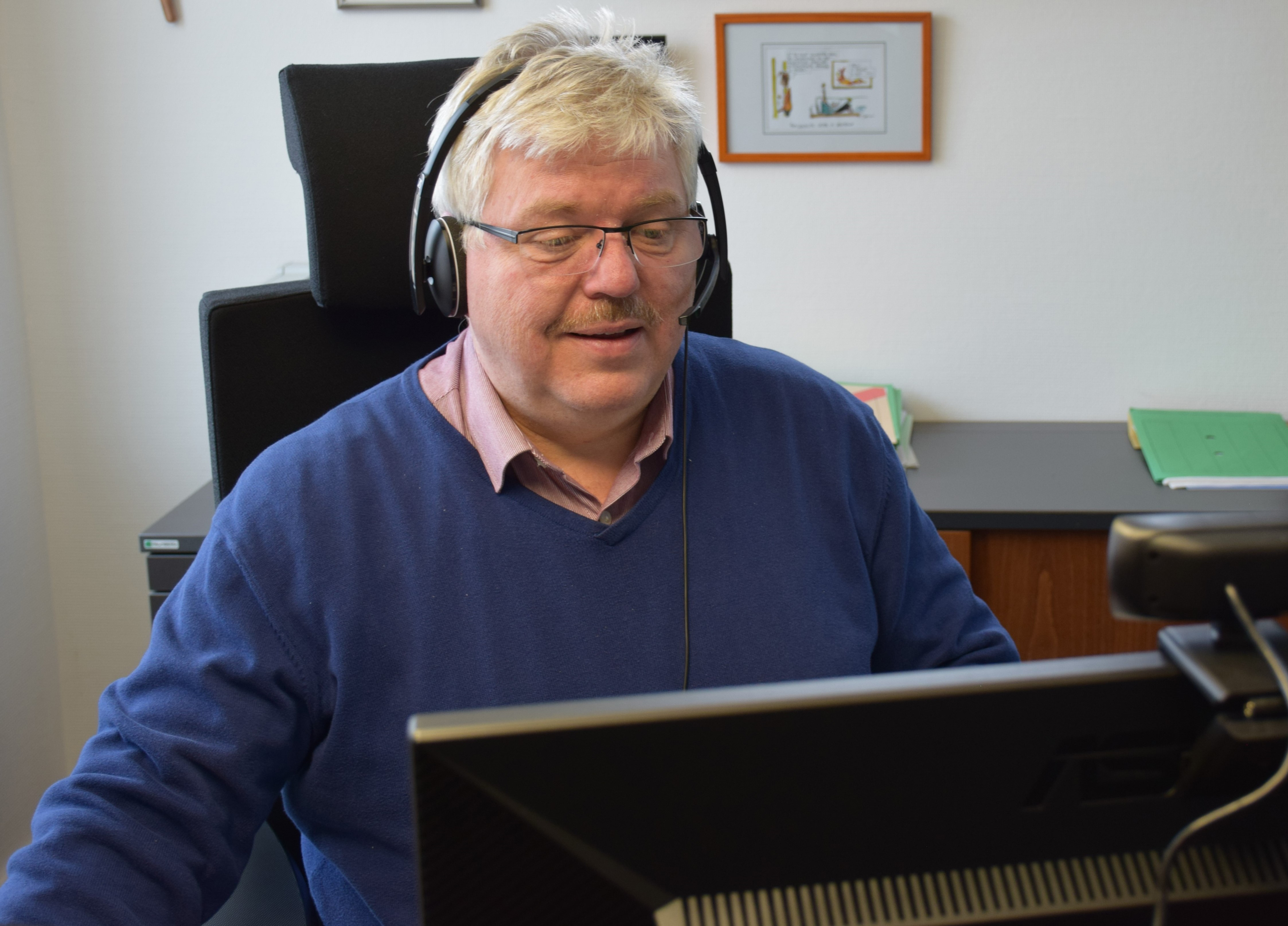 Dr. Kurt Herzberg mit Headset und Webcam