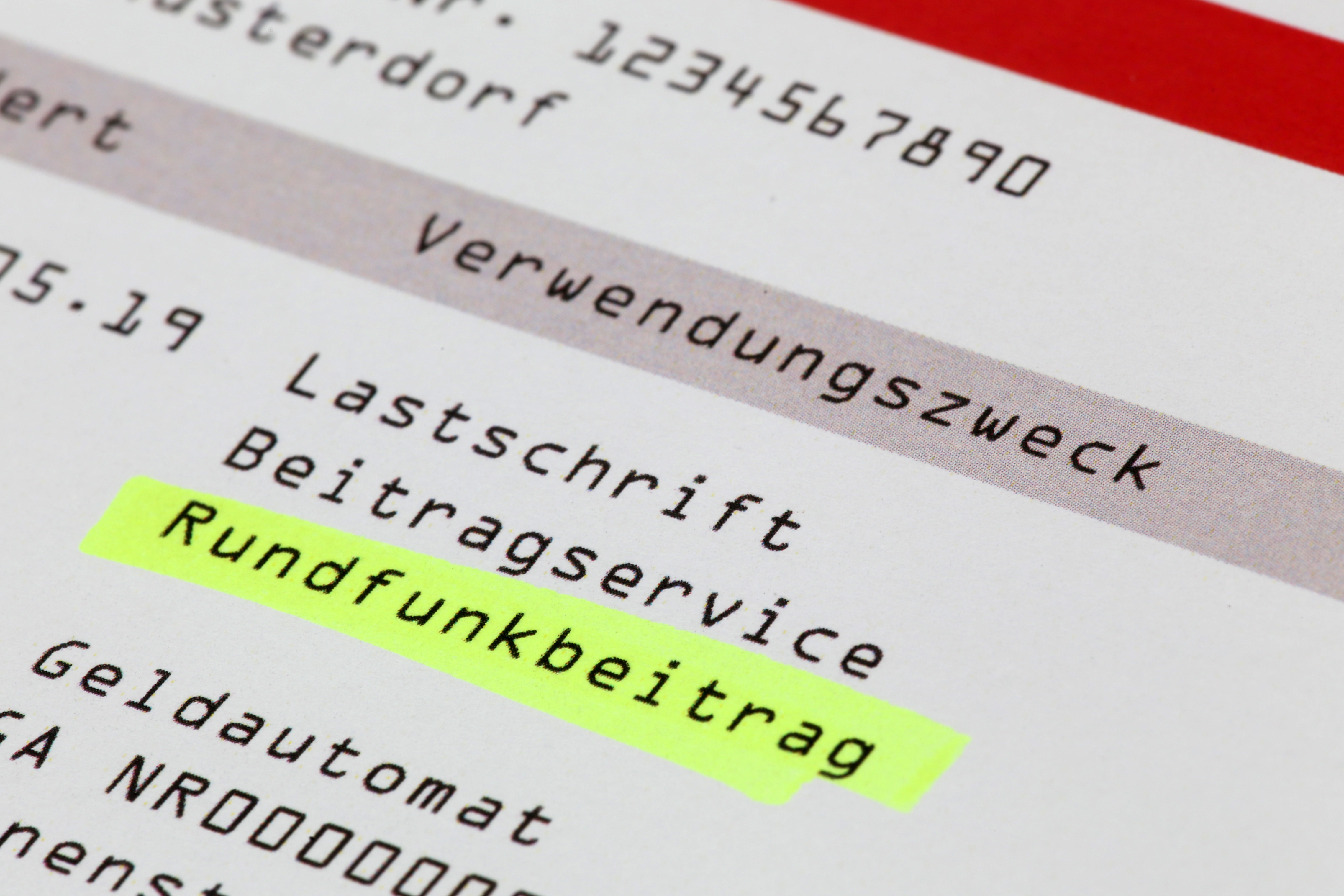 Ausschnitt aus einem Kontoauszug mit dem Wort Rundfunkbeitrag farblich hervorgerufen