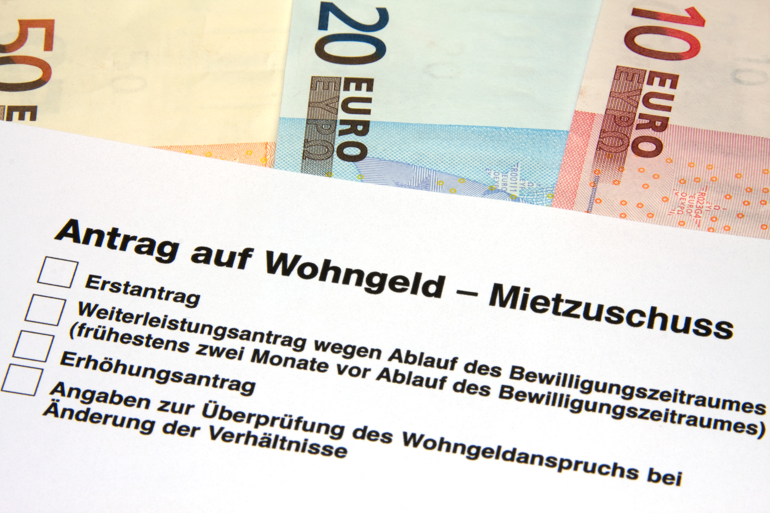 Formular Wohngeldantrag und Geldscheine